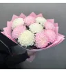 9 белых и розовых одноголовых хризантем  в букете