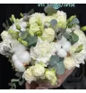букет невесты из белых роз, эустомы и хлопка с эвкалиптом