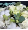 букет невесты из белых роз, эустомы и хлопка с эвкалиптом