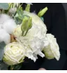 букет невесты из белых роз, эустомы и хлопка с эвкалиптом