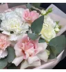 букет с розовыми и белыми розами,гвоздиками и гортензии с эвкалиптом.