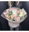 букет с розовыми и белыми розами,гвоздиками и гортензии с эвкалиптом.