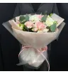 букет с розовыми и белыми розами,гвоздиками и гортензии с эвкалиптом.