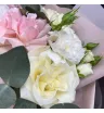 букет с розовыми и белыми розами,гвоздиками и гортензии с эвкалиптом.