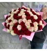 букет из 101 эквадорской розы красного и розового цвета.