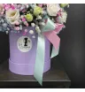 круглая коробка с белой эустомой и радужной гипсофилой