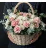 корзина из бело-розовых гвоздик и эустомы с эвкалиптом