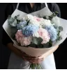 17 голубых, розовых и белых гортензий с эвкалиптом
