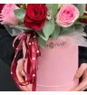розовые, жёлтые, кремовые и красные розы с эвкалиптом в розовой шляпной коробке