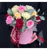 розовые, жёлтые, кремовые и красные розы с эвкалиптом в розовой шляпной коробке