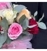розовые, жёлтые, кремовые и красные розы с эвкалиптом в розовой шляпной коробке