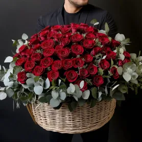 корзина из 75 бордовых роз с эвкалиптом