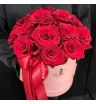 красные розы в круглой розовой шляпной коробке