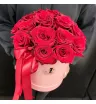 красные розы в круглой розовой шляпной коробке