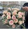 корзина из 33 розовых роз и эвкалипта