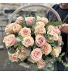 корзина из 33 розовых роз и эвкалипта