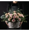 корзина из 33 розовых роз и эвкалипта
