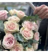 корзина из 33 розовых роз и эвкалипта
