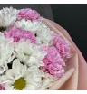 букет из белых хризантем и розовых гвоздик в декоративной упаковке
