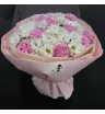 букет из белых хризантем и розовых гвоздик в декоративной упаковке