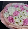 букет из белых хризантем и розовых гвоздик в декоративной упаковке