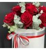 белая шляпная коробка с красными розами и эвкалиптом