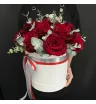 белая шляпная коробка с красными розами и эвкалиптом