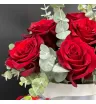 белая шляпная коробка с красными розами и эвкалиптом