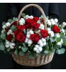 красные розы, белый хлопок и эвкалипт в плетёной корзине
