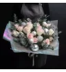 букет из белых и розовых роз, эвкалипта и нобилиса с серебряными шарами в светлой упаковке