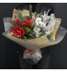 букет из красных амариллисов, хлопка, нобилиса, красного гиперикума и декоративных ветвей