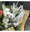 букет из красных амариллисов, хлопка, нобилиса, красного гиперикума и декоративных ветвей