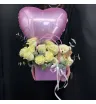 композиция из белых роз с игрушкой к коробочке с розовым фольгированным сердцем