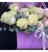 композиция из белых роз с игрушкой к коробочке с розовым фольгированным сердцем