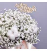 белая коробка с белым хлопком и гипсофилой