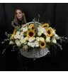 корзина с подсолнухами,белыми розами и кустовыми хризантемами