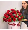 красные эквадорские розы с эвкалиптом в белой шляпной коробке