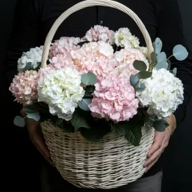 композиция из белых и розовых гортензий с эвкалиптом в корзине