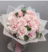 Розовые французские розы с эвкалиптом в букете.