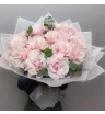 Розовые французские розы с эвкалиптом в букете.
