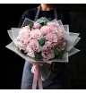 Розовые французские розы с эвкалиптом в букете.
