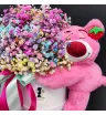 композиция из радужной гипсофилы с игрушкой Лотсо в коробочке