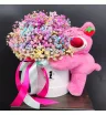 композиция из радужной гипсофилы с игрушкой Лотсо в коробочке