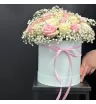 композиция из розовых и белых роз с белой гипсофилой в коробочке