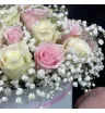 композиция из розовых и белых роз с белой гипсофилой в коробочке