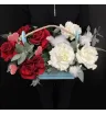 композиция из красных и белых французских роз с зеленью и декоративными сердечками в ящике