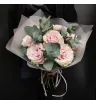 букет из 7 розовых роз и эвкалипта.