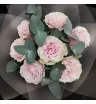 букет из 7 розовых роз и эвкалипта.