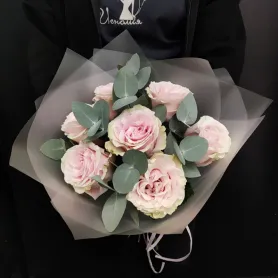 букет из 7 розовых роз и эвкалипта.