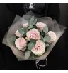 букет из 7 розовых роз и эвкалипта.
